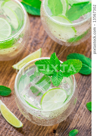 Cocktail with lime and mint 13567302