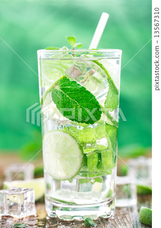 Cocktail with lime and mint 13567310