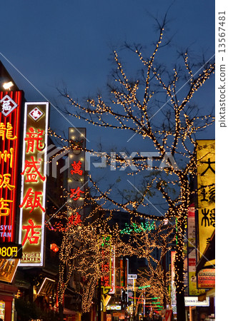 The streets of the Yokohama Chinatown that neon colors 13567481