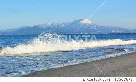 Hokusetsu Fuji Oyama Waves of Yumigahama Hokusetsu Fuji Oyama Waves of Yumigahama 13567678