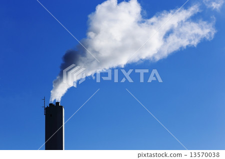 煙霧(對比)從焚燒場的煙囪延伸 煙霧(對比)從焚燒場的煙囪延伸 13570038