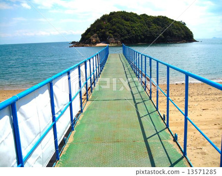 Scenery of Uruseu Sensou Island 13571285