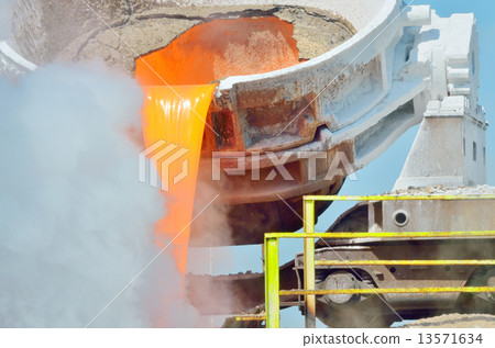 The molten slag is poured from a cup 13571634