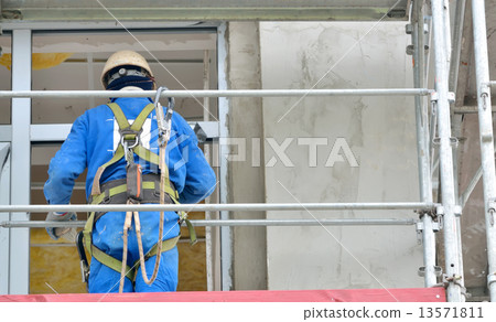 worker on a scaffold 13571811