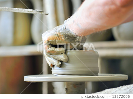 making of a ceramic vase 13572006