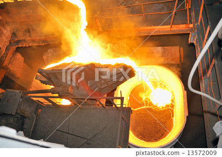 metal casting process 13572009