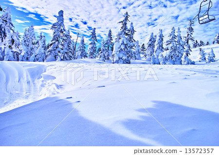 滑雪纜車和滑雪勝地 13572357