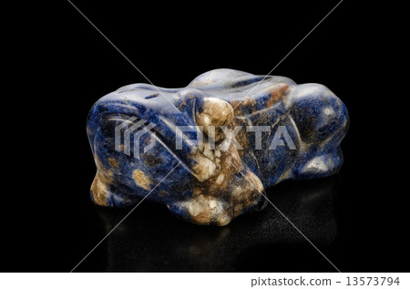 Lazurite frog carved statuette Lazurite frog carved statuette 13573794