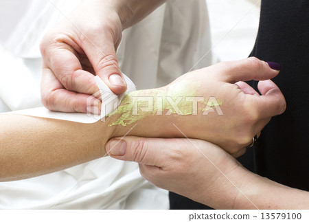 Woman in a beauty salon doing depilation 13579100