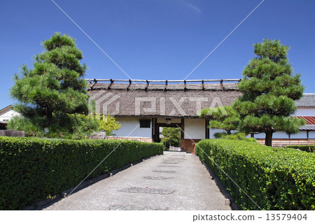 The castle town of Tamba Sasayama, Sasayama municipal Aoyama historic village (former Shinoyama clan in entrance, Nagayamon of Sawai family) "preserved district of important designation of country-designated traditional buildings" 13579404