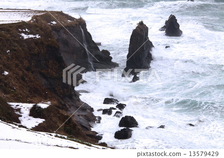 探戈的折疊屏風和瀑布的白雪皚皚的風景以及日本海的海“San'in Coast Geopark”“Tango Amanohashidate Oeyama Quasi-National Park”“京都的自然200” 13579429