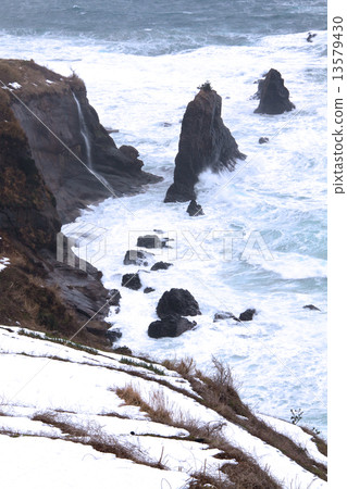 探戈的折疊屏風和瀑布的白雪皚皚的風景以及日本海的海“San'in Coast Geopark”“Tango Amanohashidate Oeyama Quasi-National Park”“京都的自然200” 13579430