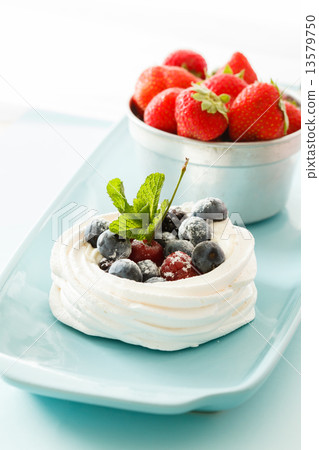 Meringue Pavlova with air cream and fresh berry Meringue Pavlova with air cream and fresh berry 13579750