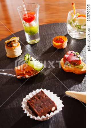 canape 13579905