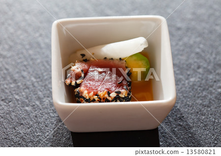 tuna with avocado 13580821