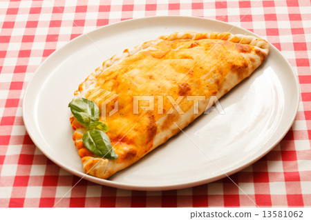 calzone pizza 13581062