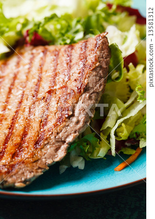 steak with salad 13581312