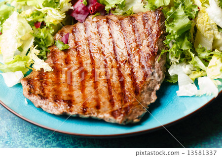 steak with salad 13581337