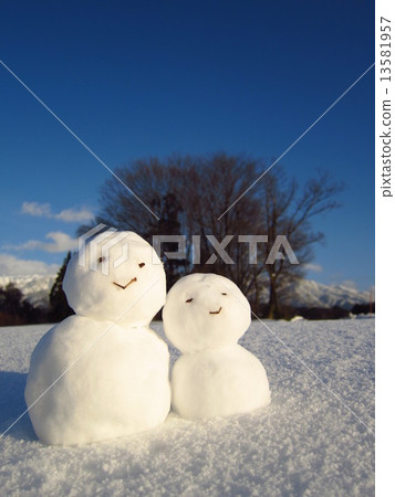 A smiling snowman 13581957