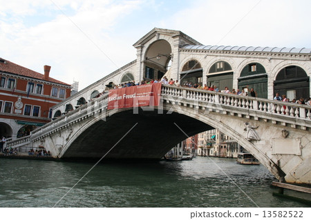 Rialto Bridge Rialto Bridge 13582522