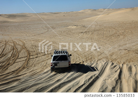 Car in desert 13585033