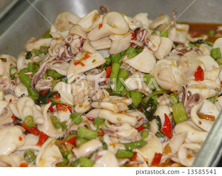 在攤位（Patpong Street，Bangkok / Thailand）“用魷魚炒蔬菜” 13585541