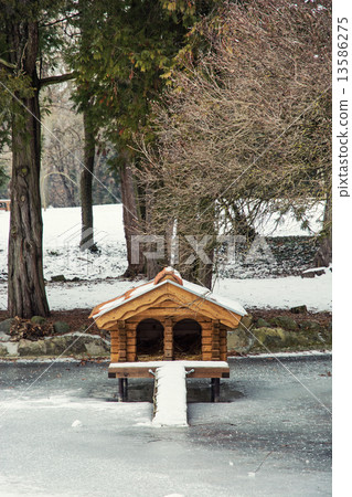 Box for waterfowl nesting in winter park 13586275