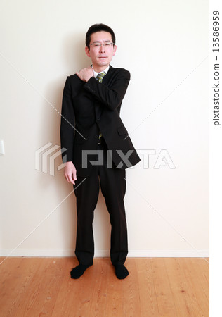 40's troubled by stiff shoulders 13586959