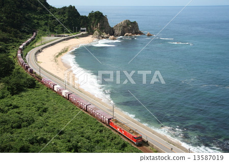 沿著Uminetsu線下行的EF 510型牽引貨運列車 沿著Uminetsu線下行的EF 510型牽引貨運列車 13587019