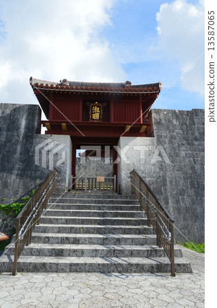 Shuri Castle's "Susan Gate" (Shuri Castle Park / Shuri Naha City, Okinawa Prefecture) 13587065