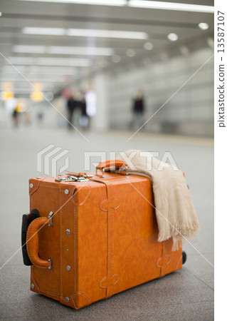 A suitcase placed in the underground shopping center 13587107