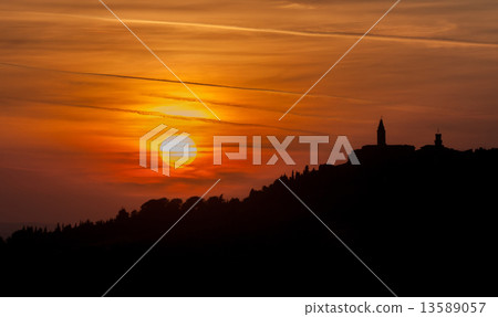 Pienza town at sunset, Tuscany, Italy 13589057