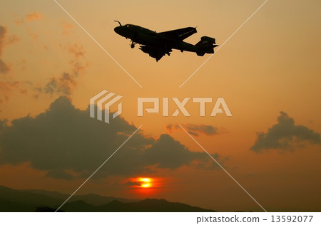 美國海軍航空母艦EA-6 B以美麗的夕陽電子戰機進入著陸姿態 美國海軍航空母艦EA-6 B以美麗的夕陽電子戰機進入著陸姿態 13592077