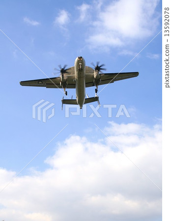 美國海軍E-2C鷹眼預警航空器進入著陸反對美麗的秋天天空 美國海軍E-2C鷹眼預警航空器進入著陸反對美麗的秋天天空 13592078