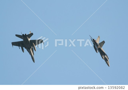 美國海軍FA-18C大黃蜂戰鬥攻擊飛機輕輕地飛行與清楚的天空藍色背景 美國海軍FA-18C大黃蜂戰鬥攻擊飛機輕輕地飛行與清楚的天空藍色背景 13592082