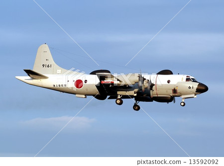 海上自衛隊的UP-3D獵戶座訓練飛機飛行美麗的秋天天空 13592092