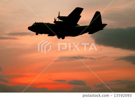 美國海軍C-130T大力神運輸機在飛行中帶著生動的日落 13592093