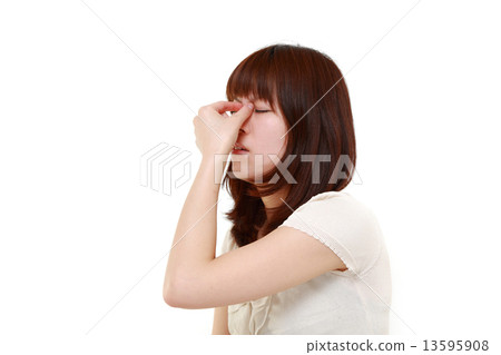 Women suffering from asthenopia 13595908