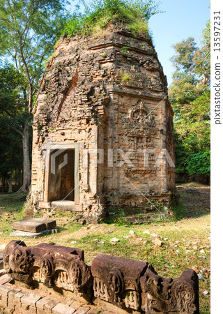 Plain of Jars, Phonsavan, Laos. 13597231