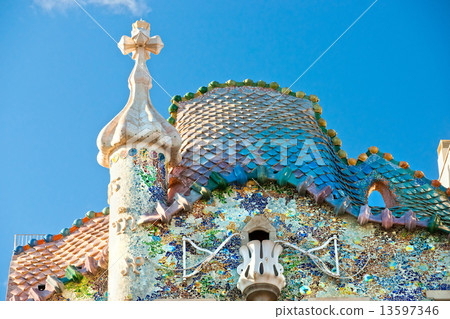 BARCELONA - DECEMBER 16: The facade of the house Casa Battlo (al BARCELONA - DECEMBER 16: The facade of the house Casa Battlo (al 13597346