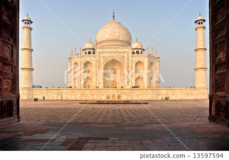 Taj mahal at dawn, Agra, India. 13597594