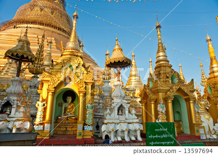 Shwedagon Paya, Yangoon, Myanmar. 13597694