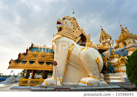 Shwedagon Paya, Yangoon, Myanmar. 13598045