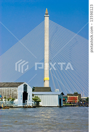 King Rama VIII bridge, Bangkok, Thailandia. King Rama VIII bridge, Bangkok, Thailandia. 13598123