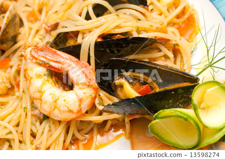 Spaghetti with mussels, clams and shrimp. 13598274