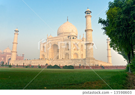Taj Mahal at sunrise, Agra, Uttar Pradesh, India. 13598603