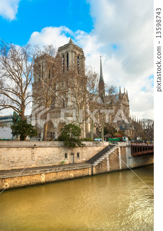 Notre dame de Paris, France. 13598743