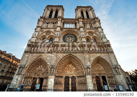 Notre dame de Paris, France. 13599130