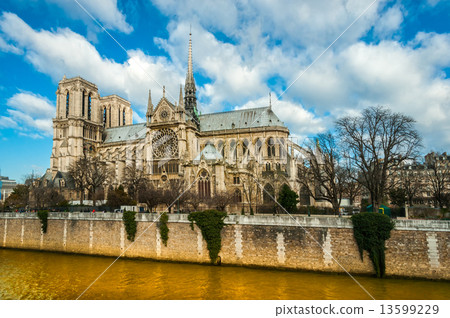 Notre dame de Paris, France. Notre dame de Paris, France. 13599229