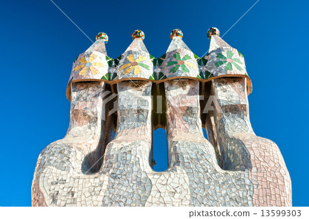 BARCELONA - DECEMBER 16: The facade of the house Casa Battlo (al 13599303